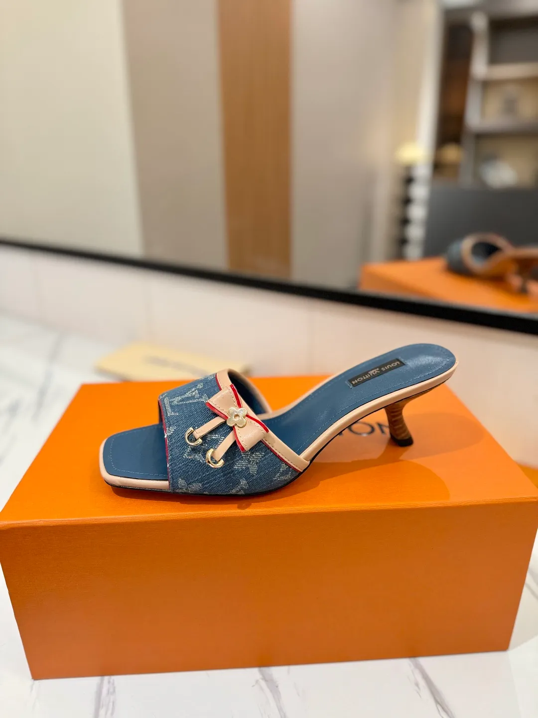 👟👟Ex-factory price 620👟👟 Latest in 2025 L✔ The latest catwalk style sandals from L✔ Home counters, official website series updated simultaneously, perfect last + LV new element button design, full of femininity, noble temperament, original reverse mold last, ultimate 1:1 shape, high-end quality, imported high-end fabrics showing exquisite texture! Fabric: LV presbyopia leather/LV denim Lining: high-quality soft sheepskin lining Feet: imported goatskin Customized A-grade high-density private mold outsole, luxurious packaging! Private model and 5cm layered leather heel Size: 34-42, (34, 40, 41, 42 customizations are not returnable)